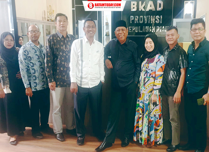 Foto bersama Gabungan Komisi DPRD Anambas di Kantor BKAD Provinsi Kepri